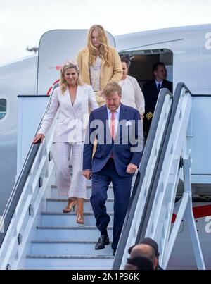 Re Willem-Alexander, la regina Maxima e la principessa Amalia dei Paesi Bassi arrivano all'aeroporto internazionale della principessa Juliana, il 06 febbraio 2023, per una visita di 2 giorni a St Maarten il 7th° giorno della visita ai Caraibi Foto: Albert Nieboer/Netherlands OUT/Point de Vue OUT Foto Stock