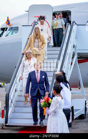 Re Willem-Alexander, la regina Maxima e la principessa Amalia dei Paesi Bassi arrivano all'aeroporto internazionale della principessa Juliana, il 06 febbraio 2023, per una visita di 2 giorni a St Maarten il 7th° giorno della visita ai Caraibi Foto: Albert Nieboer/Netherlands OUT/Point de Vue OUT Foto Stock