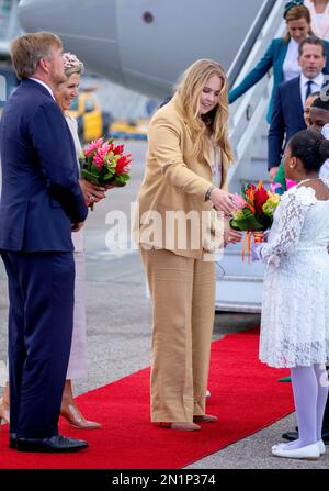 Re Willem-Alexander, la regina Maxima e la principessa Amalia dei Paesi Bassi arrivano all'aeroporto internazionale della principessa Juliana, il 06 febbraio 2023, per una visita di 2 giorni a St Maarten il 7th° giorno della visita ai Caraibi Foto: Albert Nieboer/Netherlands OUT/Point de Vue OUT Foto Stock