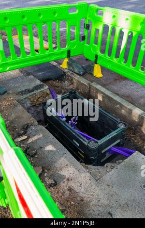 I lavori in corso da City Fibre per installare una nuova rete a banda larga ultraveloce nella zona di Poole, Dorset UK, nel mese di febbraio Foto Stock