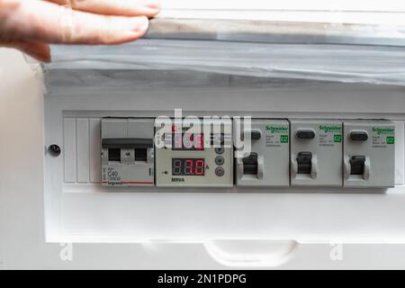 Contatore elettrico con scheda elettronica con letture di bassa tensione. Scarsa qualità di elettricità in private homes.Russia, Anapa - 27.01.2023 Foto Stock