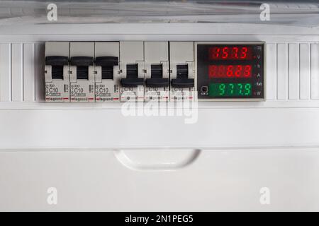 Contatore elettrico con scheda elettronica con letture di bassa tensione. Scarsa qualità di elettricità in private homes.Russia, Anapa - 27.01.2023 Foto Stock