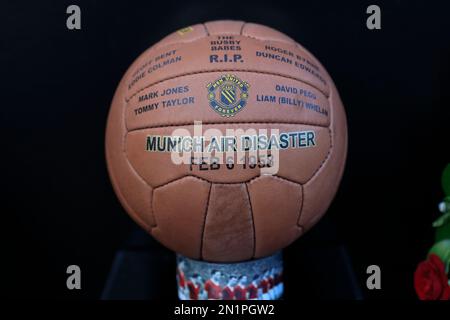 Manchester, Regno Unito. 06th Feb, 2023. La palla commemorativa come Manchester United segna il 65th° anniversario del disastro aereo di Monaco a Old Trafford, Manchester, Regno Unito, 6th febbraio 2023 (Foto di Conor Molloy/News Images) a Manchester, Regno Unito il 2/6/2023. (Foto di Conor Molloy/News Images/Sipa USA) Credit: Sipa USA/Alamy Live News Foto Stock