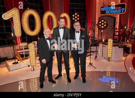 Amburgo, Germania. 06th Feb, 2023. I presentatori Bernhard Hoëcker (l-r), Kai Pflaume ed Elton si esibono durante una sessione fotografica in occasione della registrazione del 1000th° episodio di 'Wer weiß denn sowas?' Allo Studio Hamburg. Credit: Georg Wendt/dpa/Alamy Live News Foto Stock