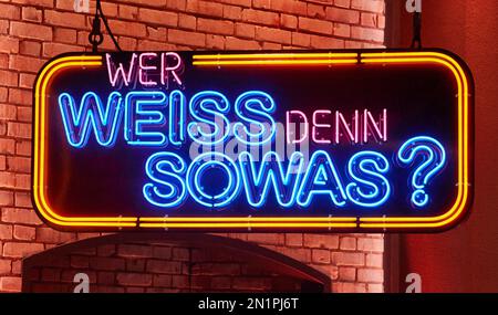 Amburgo, Germania. 06th Feb, 2023. Un segno al neon con il logo che indica: 'Wer weiß denn sowas?' Si trova di fronte alla registrazione della 1000th puntata del quiz show omonimo allo Studio Hamburg. Credit: Georg Wendt/dpa/Alamy Live News Foto Stock