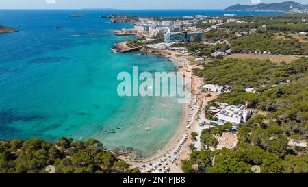 Veduta aerea degli alberghi e della spiaggia nella località di Cala Nova a Ibiza, Spagna. Foto Stock
