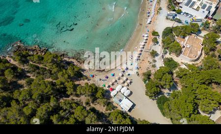 Veduta aerea degli alberghi e della spiaggia nella località di Cala Nova a Ibiza, Spagna. Foto Stock