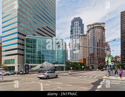 Boston Financial District: 1 Financial Center è un albero esagonale irregolare di vetro e acciaio con un atrio di vetro attaccato, al largo di Dewey Square. Foto Stock