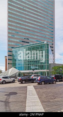 Boston Financial District: 1 Financial Center è un albero esagonale irregolare di vetro e acciaio con un atrio di vetro attaccato, al largo di Dewey Square. Foto Stock