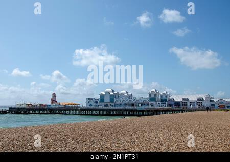 Southsea Hampshire Inghilterra - 19 2019 agosto, Southsea Pier in una giornata d'estate con la spiaggia di fronte e tutte le giostre funfare e i negozi visibili. Foto Stock