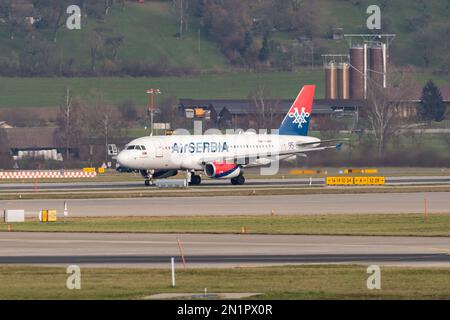 Zurigo, Svizzera, gennaio 20,2023 Air Serbia Airbus A319-131 l'aereo che prende il nome da Novak Djokovic decollare dalla pista 28 Foto Stock