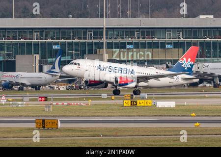 Zurigo, Svizzera, gennaio 20,2023 Air Serbia Airbus A319-131 l'aereo che prende il nome da Novak Djokovic decollare dalla pista 28 Foto Stock