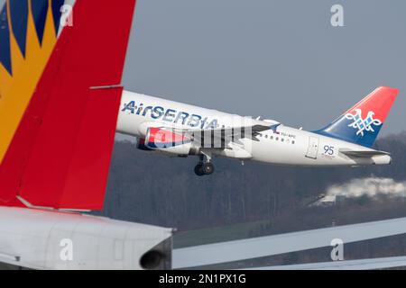 Zurigo, Svizzera, gennaio 20,2023 Air Serbia Airbus A319-131 l'aereo che prende il nome da Novak Djokovic decollare dalla pista 28 Foto Stock