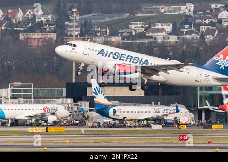 Zurigo, Svizzera, gennaio 20,2023 Air Serbia Airbus A319-131 l'aereo che prende il nome da Novak Djokovic decollare dalla pista 28 Foto Stock