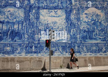 Portogallo, Capela das Almas . la Cappella di Almas a Porto con le piastrelle blu sulle pareti. Foto Stock