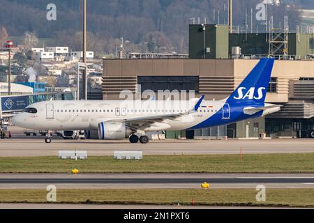 Zurigo, Svizzera, gennaio 20,2023 SAS Scandinavian Airlines Airbus A320-251N Neo sta tassando la sua posizione Foto Stock