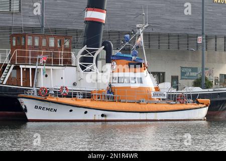 Il 21 ottobre 2022 il vecchio incrociatore di soccorso marittimo di Brema si trova nel porto di Bremerhaven. Foto Stock