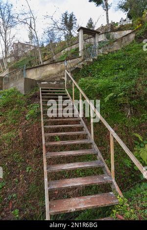 La vecchia scalinata sale al Soguksu Mahallesi Orta Camii. Questa è una moschea a Surmene città, Trabzon, Turchia. Foto verticale Foto Stock