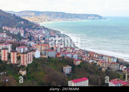 Paesaggio con Surmene città, Trabzon, Turchia. Case residenziali sono sulla costa del Mar Nero di giorno Foto Stock