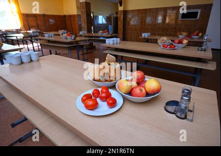 Soldiers chow hall, cena: Tavoli con pane, mele su piatti e tisane. Ucraina Foto Stock