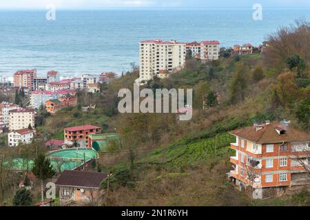 Paesaggio costiero di Surmene, Turchia. Case residenziali sono sulla costa del Mar Nero di giorno Foto Stock