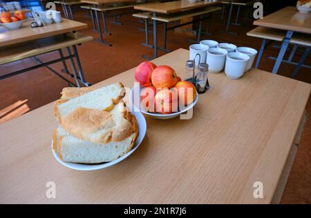 Soldiers chow hall, cena: Tavoli con pane, mele su piatti e tisane. Ucraina Foto Stock