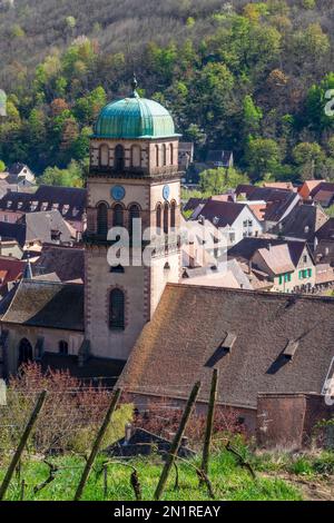 Vista del villaggio turistico di Kaysersberg sulla strada del vino in Alsazia, Francia Foto Stock