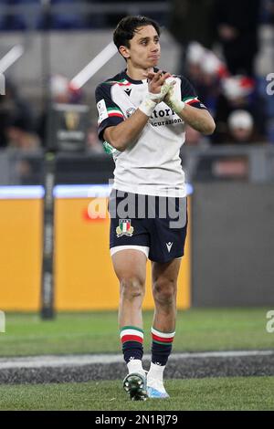 L'italiano Ange Capuozzo saluta i suoi sostenitori alla fine delle sei Nazioni 2023, partita di rugby tra Italia e Francia il 5 febbraio 2023 allo Stadio Olimpico di Roma - Foto Federico Proietti / DPPI Foto Stock