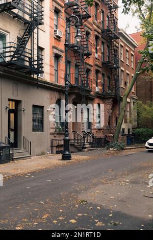 Fughe di fuoco sulle facciate degli edifici sulla strada urbana a New York City, immagine stock Foto Stock