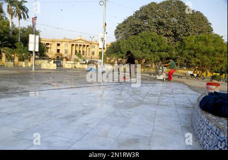 Hyderabad, Pakistan, 06/02/2023, lavoratori impegnati lavori di ristrutturazione costruzione di piccioni rotonda fontana d'acqua che è in costruzione vicino Sindh Assembly edificio a Karachi Lunedi, 06 febbraio 2023. Foto Stock