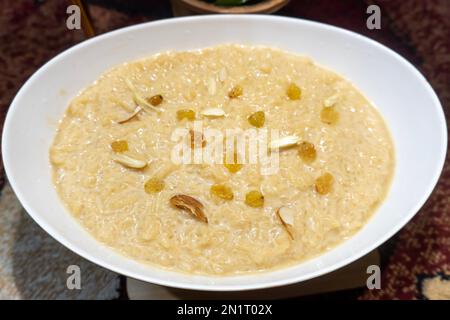 Ciotole di deliziosi phirni. I Bangladesi e gli indiani amano questo cibo. Foto Stock