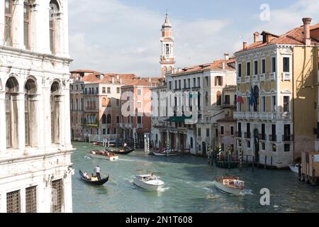 Italia, Venezia, edifici lungo il Canal Grande vicino al ponte di Rialto. Foto Stock