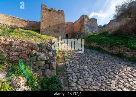 Una delle porte principali di Acrocorinto, la Cittadella dell'antica Corinto nel Peloponneso, in Grecia. Foto Stock