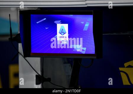 Verona, Italia. 06th Feb, 2023. Il VAR Monitor durante Hellas Verona FC vs SS Lazio, calcio italiano Serie A match in Verona, Italia, Febbraio 06 2023 Credit: Independent Photo Agency/Alamy Live News Foto Stock