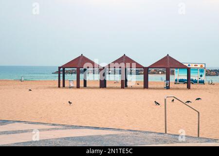 ASHKELON, ISRAELE - 10 SETTEMBRE 2017: Vista sulla spiaggia pubblica sul Mar Mediterraneo al mattino Foto Stock