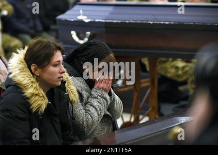 KYIV, UCRAINA - 06 FEBBRAIO 2023 - le donne piangono durante la cerimonia funeraria per un ufficiale di intelligence delle forze speciali della Difesa dell'Ucraina Eduard Shtraus, morto nella guerra contro la Russia, Kyiv, capitale dell'Ucraina. Foto Stock