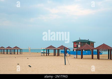 ASHKELON, ISRAELE - 10 SETTEMBRE 2017: Vista sulla spiaggia pubblica sul Mar Mediterraneo al mattino Foto Stock