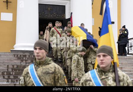 KIEV, UCRAINA - 06 FEBBRAIO 2023 - i partecipanti portano la bara durante la cerimonia funeraria per un ufficiale di intelligence delle forze speciali della Difesa Intelligence dell'Ucraina Eduard Shtraus, morto nella guerra contro la Russia, Kyiv, capitale dell'Ucraina. Foto Stock