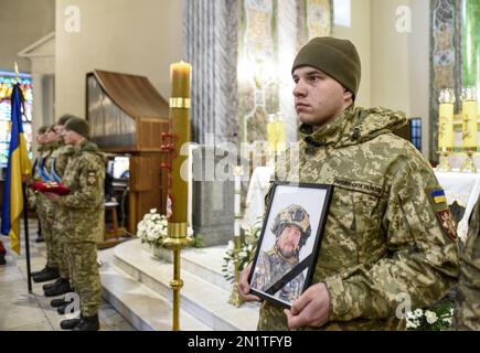 KIEV, UCRAINA - 06 FEBBRAIO 2023 - i partecipanti portano la bara durante la cerimonia funeraria per un ufficiale di intelligence delle forze speciali della Difesa Intelligence dell'Ucraina Eduard Shtraus, morto nella guerra contro la Russia, Kyiv, capitale dell'Ucraina. Foto Stock