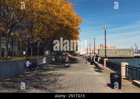 NEW YORK, USA - 11 OTTOBRE 2022: Passeggiata sul fiume Hudson in autunno Foto Stock