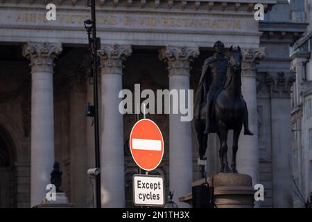 Un cartello avverte di un No Entry in Threadneedle Street tranne Cycles vicino al Royal Exchange nella City of London, il quartiere finanziario della capitale, il 6th febbraio 2023, a Londra, Inghilterra. Il ciclismo è più che raddoppiato a Londra dal 2000 con i ciclisti nel Square Mile che ora costituiscono un quarto di tutto il traffico e questa cifra può aumentare di oltre il 50% sulle strade principali durante le ore di punta. Di conseguenza, più strade della città sono state convertite in vie solo ciclabili. Foto Stock