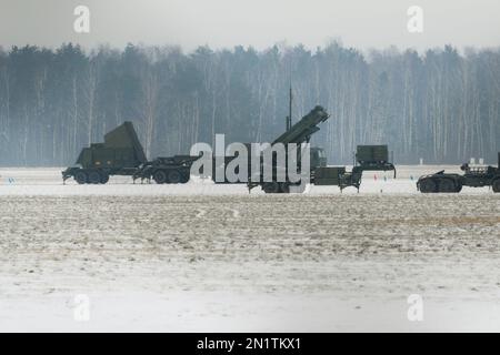 Varsavia, Polonia. 06th Feb, 2023. I sistemi missilistici superficie-aria Patriot sono visti all'aeroporto Babice di Varsavia nel distretto di Bemowo a Varsavia, in Polonia, il 06 febbraio 2023. I sistemi missilistici Patriot acquistati dalla Polonia dagli Stati Uniti lo scorso anno sono stati ridistribuiti nel capitale polacco per esercitazioni militari mentre la guerra nella vicina Ucraina entra nel suo secondo anno. (Foto di Jaap Arriens/Sipa USA) Credit: Sipa USA/Alamy Live News Foto Stock