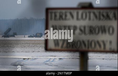 Varsavia, Polonia. 06th Feb, 2023. I sistemi missilistici superficie-aria Patriot sono visti all'aeroporto Babice di Varsavia nel distretto di Bemowo a Varsavia, in Polonia, il 06 febbraio 2023. I sistemi missilistici Patriot acquistati dalla Polonia dagli Stati Uniti lo scorso anno sono stati ridistribuiti nel capitale polacco per esercitazioni militari mentre la guerra nella vicina Ucraina entra nel suo secondo anno. (Foto di Jaap Arriens/Sipa USA) Credit: Sipa USA/Alamy Live News Foto Stock