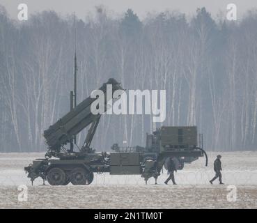 Varsavia, Polonia. 06th Feb, 2023. I sistemi missilistici superficie-aria Patriot sono visti all'aeroporto Babice di Varsavia nel distretto di Bemowo a Varsavia, in Polonia, il 06 febbraio 2023. I sistemi missilistici Patriot acquistati dalla Polonia dagli Stati Uniti lo scorso anno sono stati ridistribuiti nel capitale polacco per esercitazioni militari mentre la guerra nella vicina Ucraina entra nel suo secondo anno. (Foto di Jaap Arriens/Sipa USA) Credit: Sipa USA/Alamy Live News Foto Stock