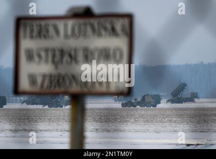 Varsavia, Polonia. 06th Feb, 2023. I sistemi missilistici superficie-aria Patriot sono visti all'aeroporto Babice di Varsavia nel distretto di Bemowo a Varsavia, in Polonia, il 06 febbraio 2023. I sistemi missilistici Patriot acquistati dalla Polonia dagli Stati Uniti lo scorso anno sono stati ridistribuiti nel capitale polacco per esercitazioni militari mentre la guerra nella vicina Ucraina entra nel suo secondo anno. (Foto di Jaap Arriens/Sipa USA) Credit: Sipa USA/Alamy Live News Foto Stock