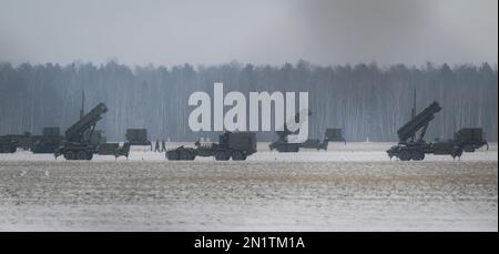 Varsavia, Polonia. 06th Feb, 2023. I sistemi missilistici superficie-aria Patriot sono visti all'aeroporto Babice di Varsavia nel distretto di Bemowo a Varsavia, in Polonia, il 06 febbraio 2023. I sistemi missilistici Patriot acquistati dalla Polonia dagli Stati Uniti lo scorso anno sono stati ridistribuiti nel capitale polacco per esercitazioni militari mentre la guerra nella vicina Ucraina entra nel suo secondo anno. (Foto di Jaap Arriens/Sipa USA) Credit: Sipa USA/Alamy Live News Foto Stock