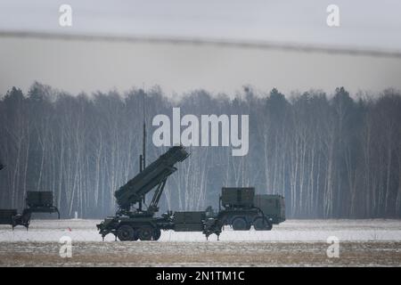 Varsavia, Polonia. 06th Feb, 2023. I sistemi missilistici superficie-aria Patriot sono visti all'aeroporto Babice di Varsavia nel distretto di Bemowo a Varsavia, in Polonia, il 06 febbraio 2023. I sistemi missilistici Patriot acquistati dalla Polonia dagli Stati Uniti lo scorso anno sono stati ridistribuiti nel capitale polacco per esercitazioni militari mentre la guerra nella vicina Ucraina entra nel suo secondo anno. (Foto di Jaap Arriens/Sipa USA) Credit: Sipa USA/Alamy Live News Foto Stock