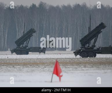 Varsavia, Polonia. 06th Feb, 2023. I sistemi missilistici superficie-aria Patriot sono visti all'aeroporto Babice di Varsavia nel distretto di Bemowo a Varsavia, in Polonia, il 06 febbraio 2023. I sistemi missilistici Patriot acquistati dalla Polonia dagli Stati Uniti lo scorso anno sono stati ridistribuiti nel capitale polacco per esercitazioni militari mentre la guerra nella vicina Ucraina entra nel suo secondo anno. (Foto di Jaap Arriens/Sipa USA) Credit: Sipa USA/Alamy Live News Foto Stock