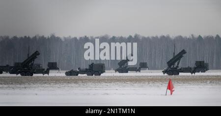 Varsavia, Polonia. 06th Feb, 2023. I sistemi missilistici superficie-aria Patriot sono visti all'aeroporto Babice di Varsavia nel distretto di Bemowo a Varsavia, in Polonia, il 06 febbraio 2023. I sistemi missilistici Patriot acquistati dalla Polonia dagli Stati Uniti lo scorso anno sono stati ridistribuiti nel capitale polacco per esercitazioni militari mentre la guerra nella vicina Ucraina entra nel suo secondo anno. (Foto di Jaap Arriens/Sipa USA) Credit: Sipa USA/Alamy Live News Foto Stock