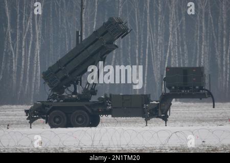 Varsavia, Polonia. 06th Feb, 2023. I sistemi missilistici superficie-aria Patriot sono visti all'aeroporto Babice di Varsavia nel distretto di Bemowo a Varsavia, in Polonia, il 06 febbraio 2023. I sistemi missilistici Patriot acquistati dalla Polonia dagli Stati Uniti lo scorso anno sono stati ridistribuiti nel capitale polacco per esercitazioni militari mentre la guerra nella vicina Ucraina entra nel suo secondo anno. (Foto di Jaap Arriens/Sipa USA) Credit: Sipa USA/Alamy Live News Foto Stock